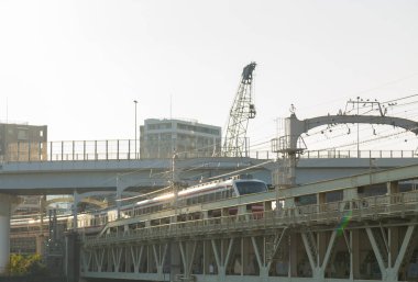 Tren köprüsü üzerinde nehir geçiyor.