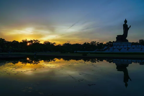 Silhouet Grote Boeddha Avond Zonsondergang Achtergrond Avond Park Publiek — Stockfoto