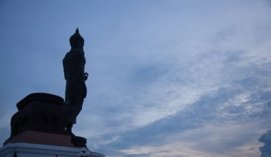 Sabah büyük Buda. bulut kapak gökyüzü ve güneş ışığı.