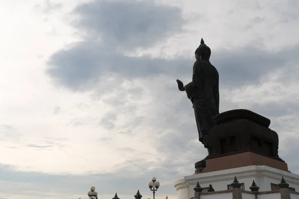 Stor Buddha Morgon Moln Täcker Himlen Och Solljus — Stockfoto