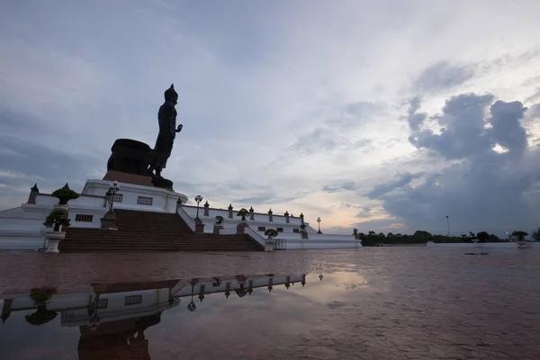 Velký Buddha Ráno Cloud Cover Obloha Slunce — Stock fotografie