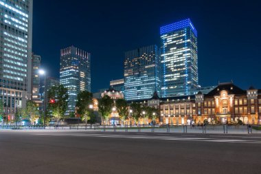 Geceleri Tokyo 'yu inşa ve gökdelen ediyor. Geceleri Japonya 'da sokak ve ofis.
