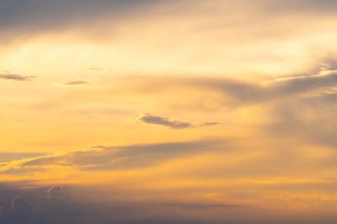 Gün batımında gökyüzü ve bulut. Akşam arkaplan günbatımı bulutu.