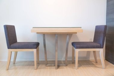 Oturma odasında sandalye ve masa. Oturmak için sandalye, odada yemek yemek..