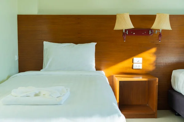寝室のベッドの上の白い枕 家の中で白いベッドルームのリラックス — ストック写真