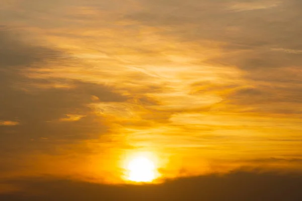 日没の空と雲 背景夕方の夕焼け雲 — ストック写真