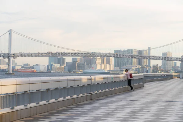 Mulher Turística Paisagem Urbana Cidade Tóquio Arco Íris Fundo Ponte — Fotografia de Stock