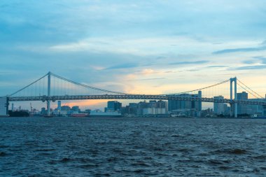 Tokyo 'da gökkuşağı köprüsü akşamı. Tokyo 'da alacakaranlık ve alacakaranlık Gökkuşağı Köprüsü' nde.