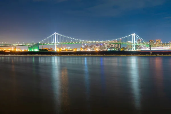 彩虹桥在东京市抛锚 东京彩虹桥的暮色与黄昏 — 图库照片