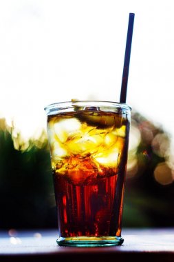 ROM ve cola buz ve limon günbatımı ışık tablo ile bir kokteyl cuba libre ile bardak