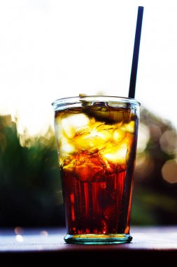 ROM ve cola buz ve limon günbatımı ışık tablo ile bir kokteyl cuba libre ile bardak