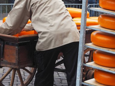 Peynir piyasada çalışan adam