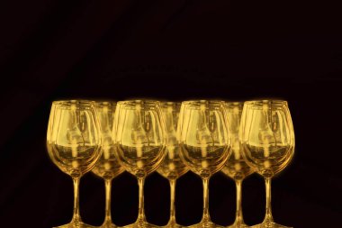 Şarap gözlük sarı renkli dizi