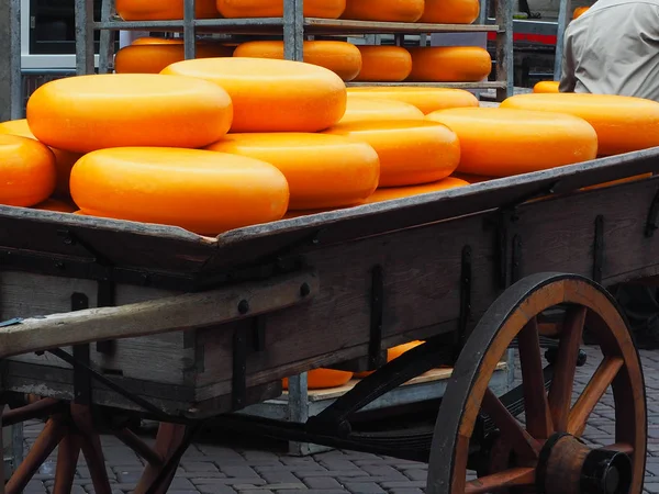 Chariot en bois transportant de nombreux produits laitiers entiers — Photo