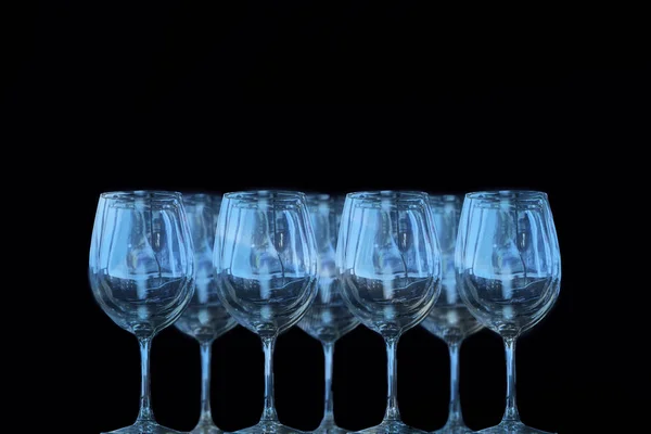 Conjunto de copos de vinho coloridos em azul claro — Fotografia de Stock