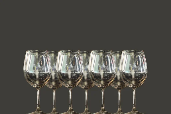 Gafas de vino en una fila Imágenes De Stock Sin Royalties Gratis