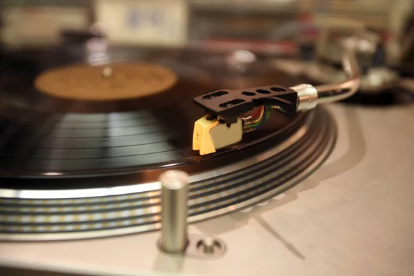 Turntable arm and needle  on vinyl record — Stock Photo, Image