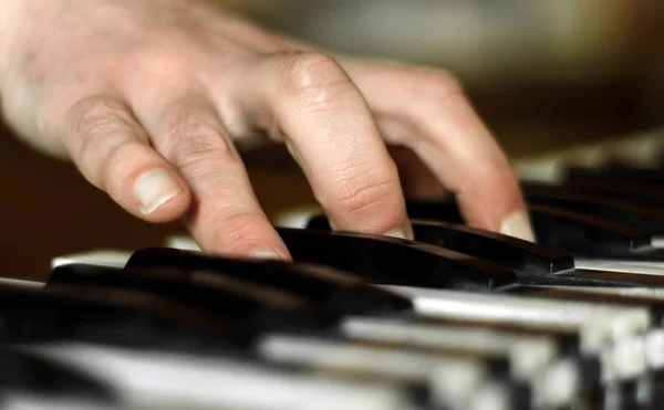 Hand of pianist — Stock Photo, Image