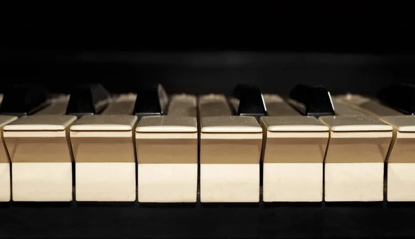 The dusty piano keyboard — Stock Photo, Image