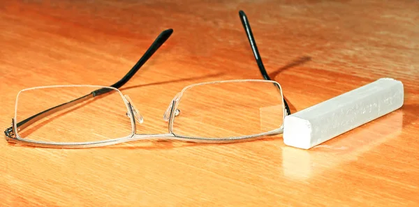 Óculos e giz — Fotografia de Stock