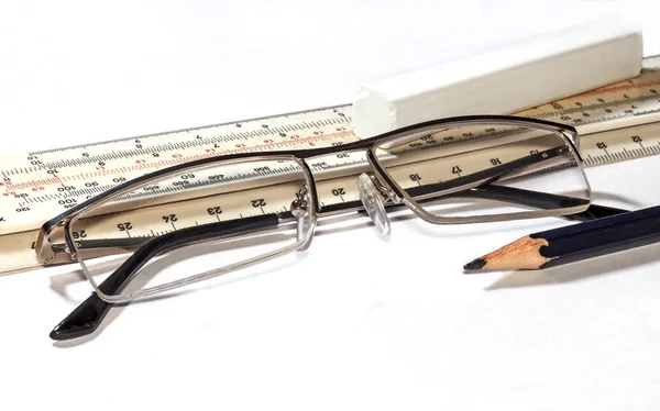 Glasögon linjal penna och krita — Stockfoto