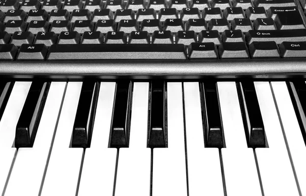 Komputera i muzyka instrumenty klawiszowe — Zdjęcie stockowe