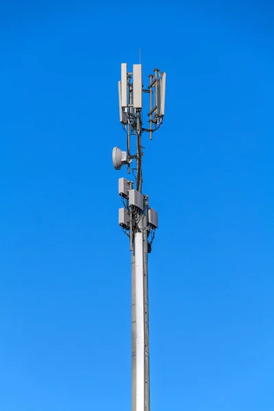 Tower met antennes van mobiele communicatie — Stockfoto