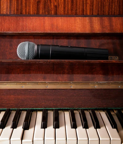 Piano en draadloze microfoon — Stockfoto