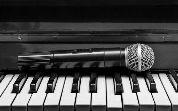 Piyano ve kablosuz mikrofon — Stok fotoğraf