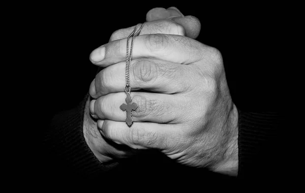 Mãos com uma cruz — Fotografia de Stock