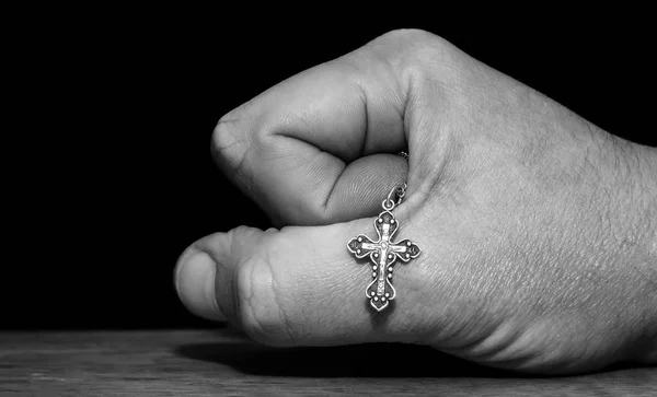 Mão com uma cruz — Fotografia de Stock