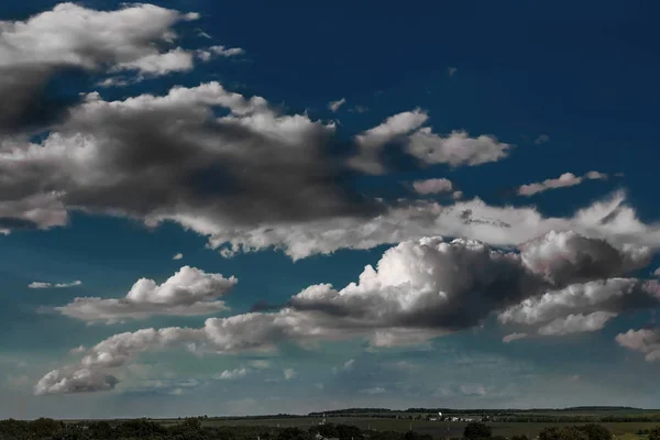 Облака над землей — стоковое фото