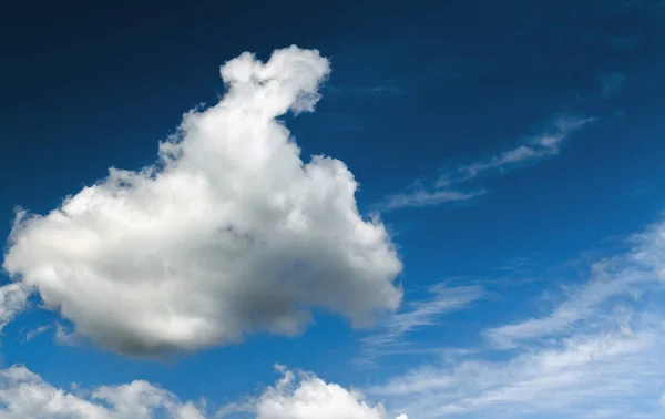 Contrast hemel en wolken — Stockfoto