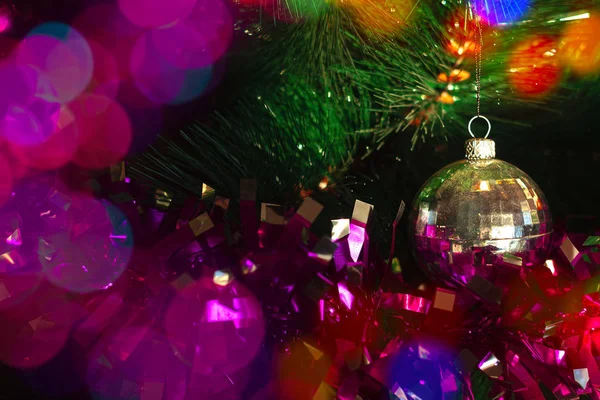 Boule de Noël avec tinsel sur le sapin de Noël — Photo