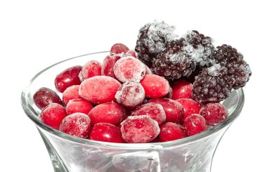 Bir kasede donmuş meyveler.