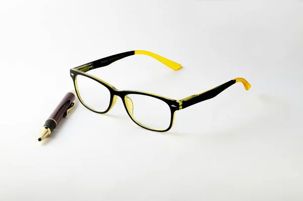 kalem ve gözlük arka plan