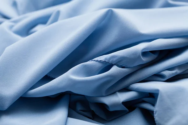 Błękitna lekka tkanina, tkaniny, włókienniczych, z dużą ilością fałdy, warkocze, zagniecenia — Zdjęcie stockowe