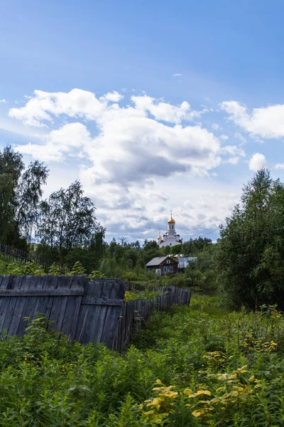 Nord village w lato, trawa, kwiaty, drewniane ogrodzenia — Zdjęcie stockowe