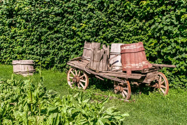 Oude houten kar telega op gras — Stockfoto