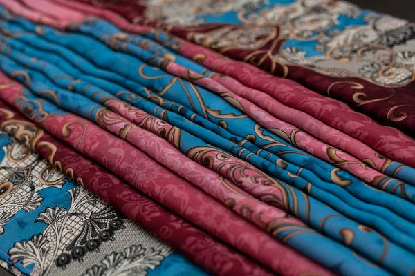 Цвет синий розовый текстиль, шелковая ткань с складками — стоковое фото
