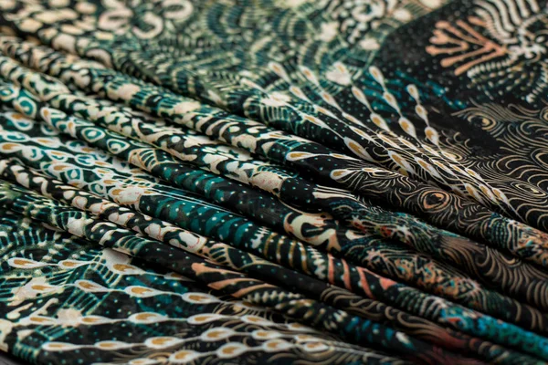 Цвет зеленый текстиль, шелковая ткань со складками — стоковое фото