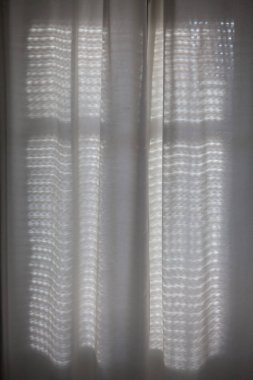 Perdelerin ardındaki gölgede