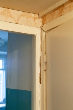 Eski kapı, eski daire yenilenmemiş, beyaz boya