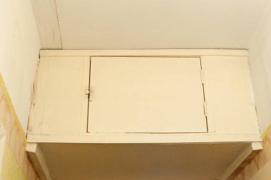 Asma kat, giriş, yenilenmemiş eski daire, beyaz boya.