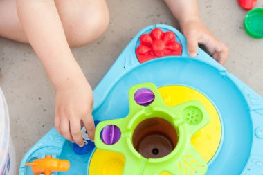 Çocuk eli renkli su oyunuyla oynuyor