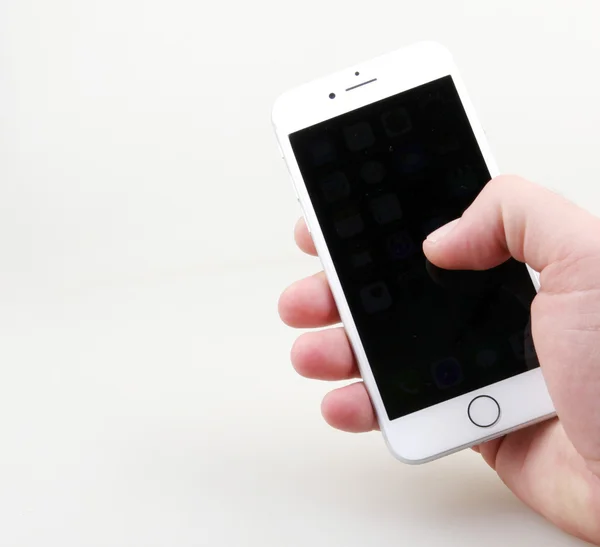 Айтос, Булгария - 26 октября 2016 года: iPhone 7 изолирован на белом фоне. iPhone 7 - смартфон, спроектированный, разработанный и отмеченный Apple Inc. . — стоковое фото