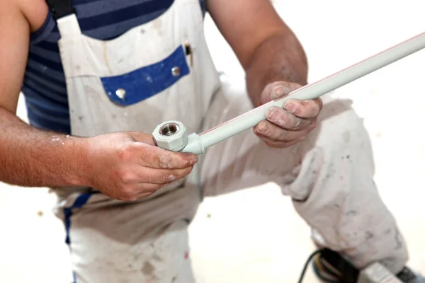 Loodgieter bezig met pijpen — Stockfoto