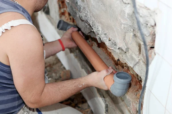 Fontanero trabajando en tuberías — Foto de Stock