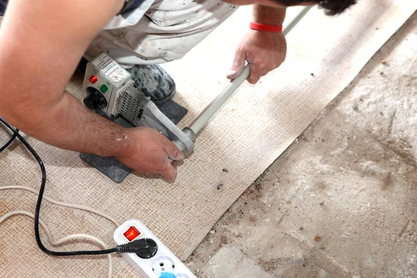 Fontanero trabajando en tuberías — Foto de Stock