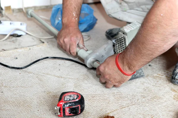 Fontanero trabajando en tuberías — Foto de Stock